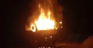 সিরাজগঞ্জে মহাসড়কে দাড়িয়ে থাকা ট্রাকে আগুন